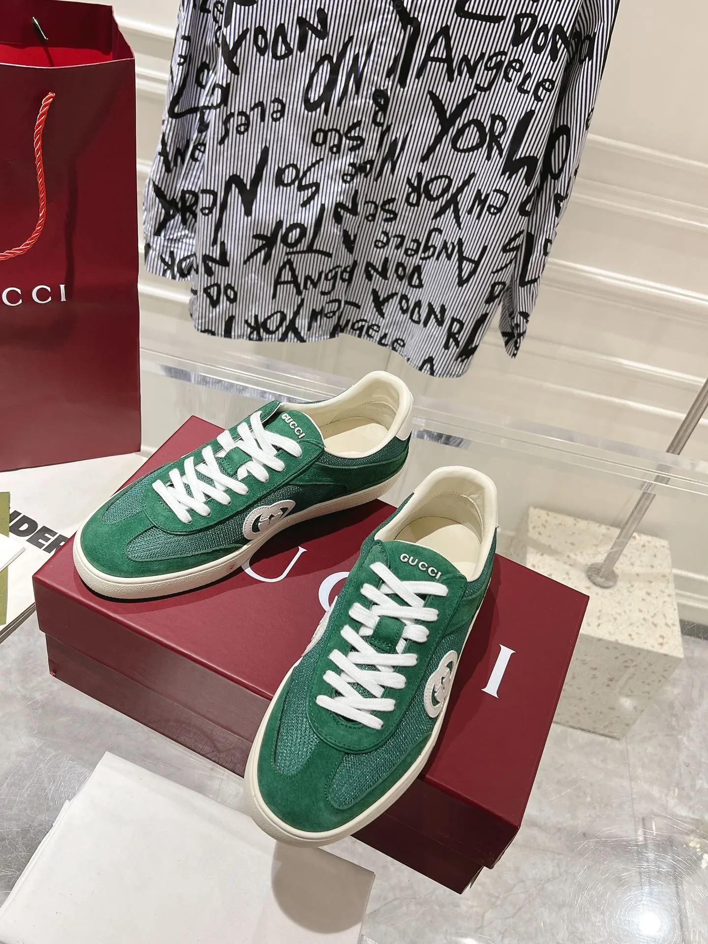 👟👟Ex-factory price 540👟👟Men's size +10 New upgraded version🔥Gucci 2024 new white shoes casual shoes hot recommendation, original TPU soles, original fabrics, original sheepskin lining sheepskin feet🔥Original cover craftsmanship is reproduced one to one! The pursuit of ultimate comfort! 🔥🔥 [Love] Fabric: Imported cow suede + mesh [Love] Packing: Counter-matched red shoe box ➕ Aviation airplane box [Love] Code number: 35-45